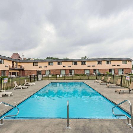 Days Inn By Wyndham Berlin Meriden Exterior photo