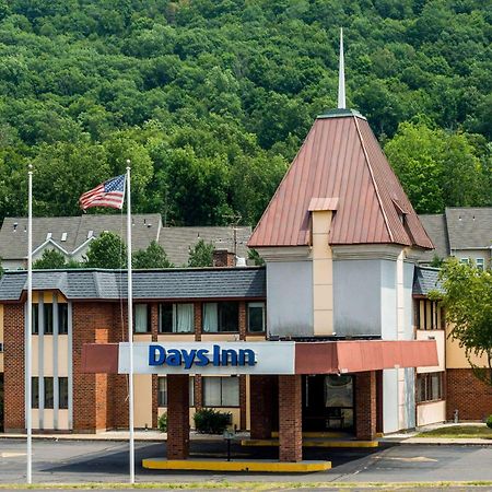 Days Inn By Wyndham Berlin Meriden Exterior photo