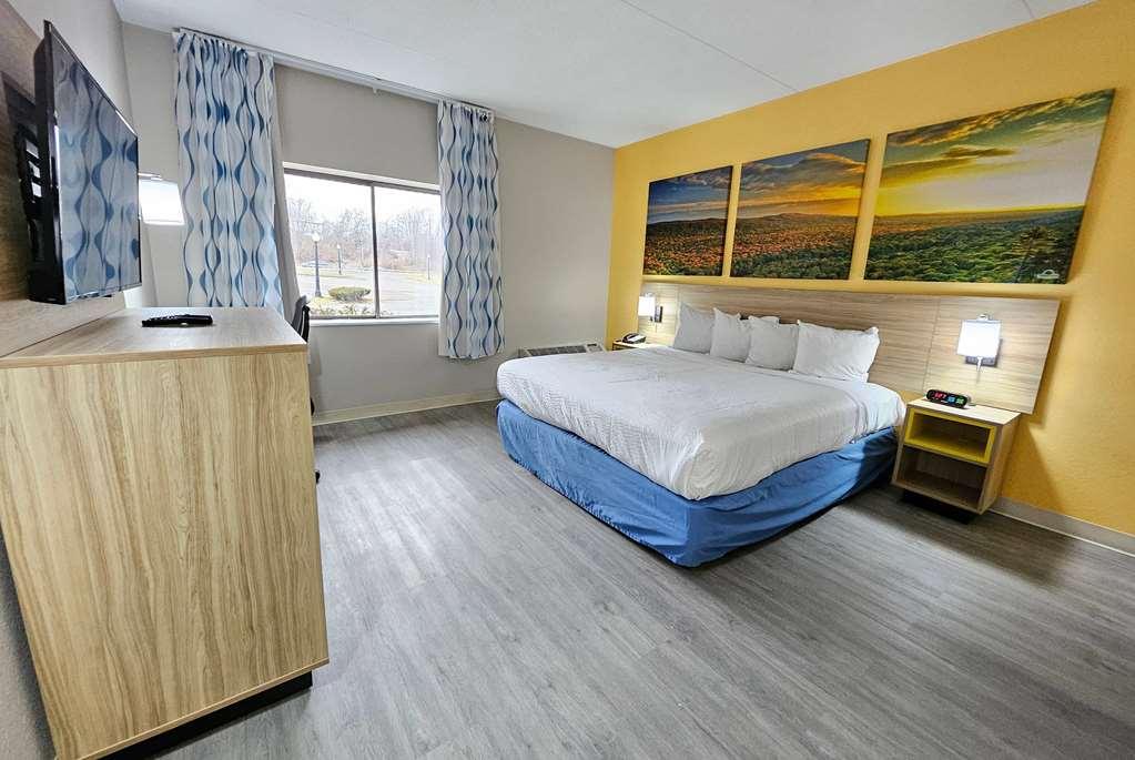Days Inn By Wyndham Berlin Meriden Room photo