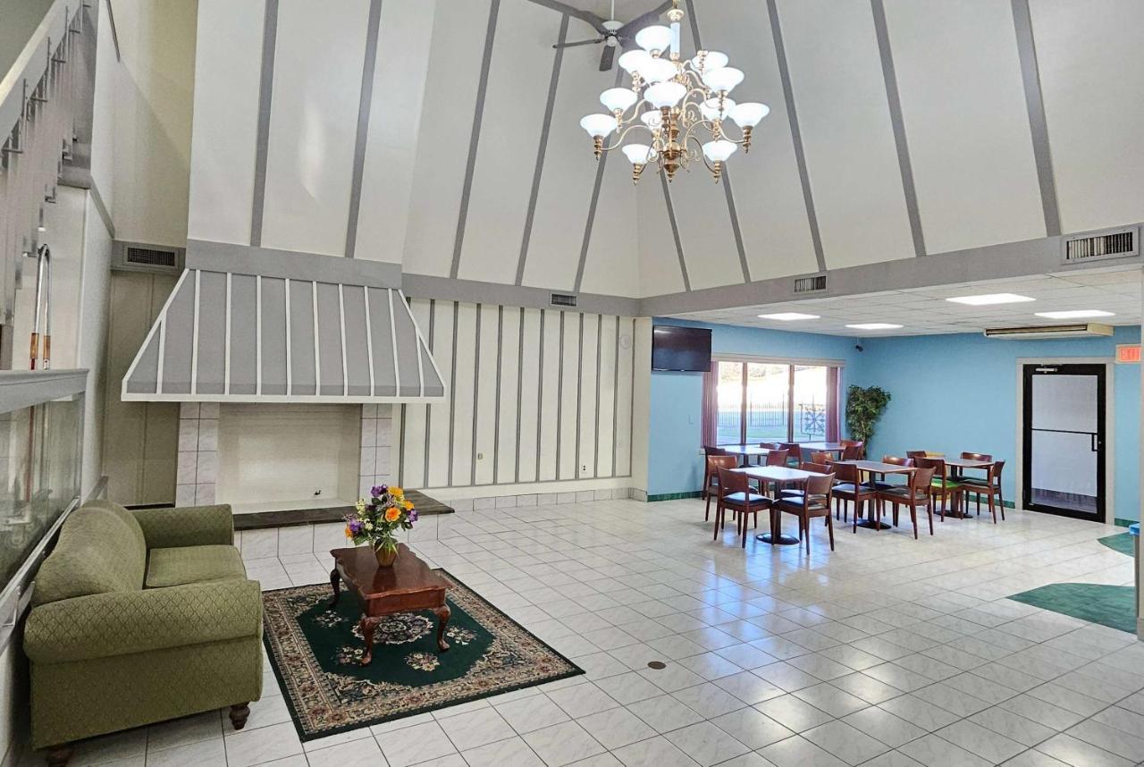 Days Inn By Wyndham Berlin Meriden Exterior photo