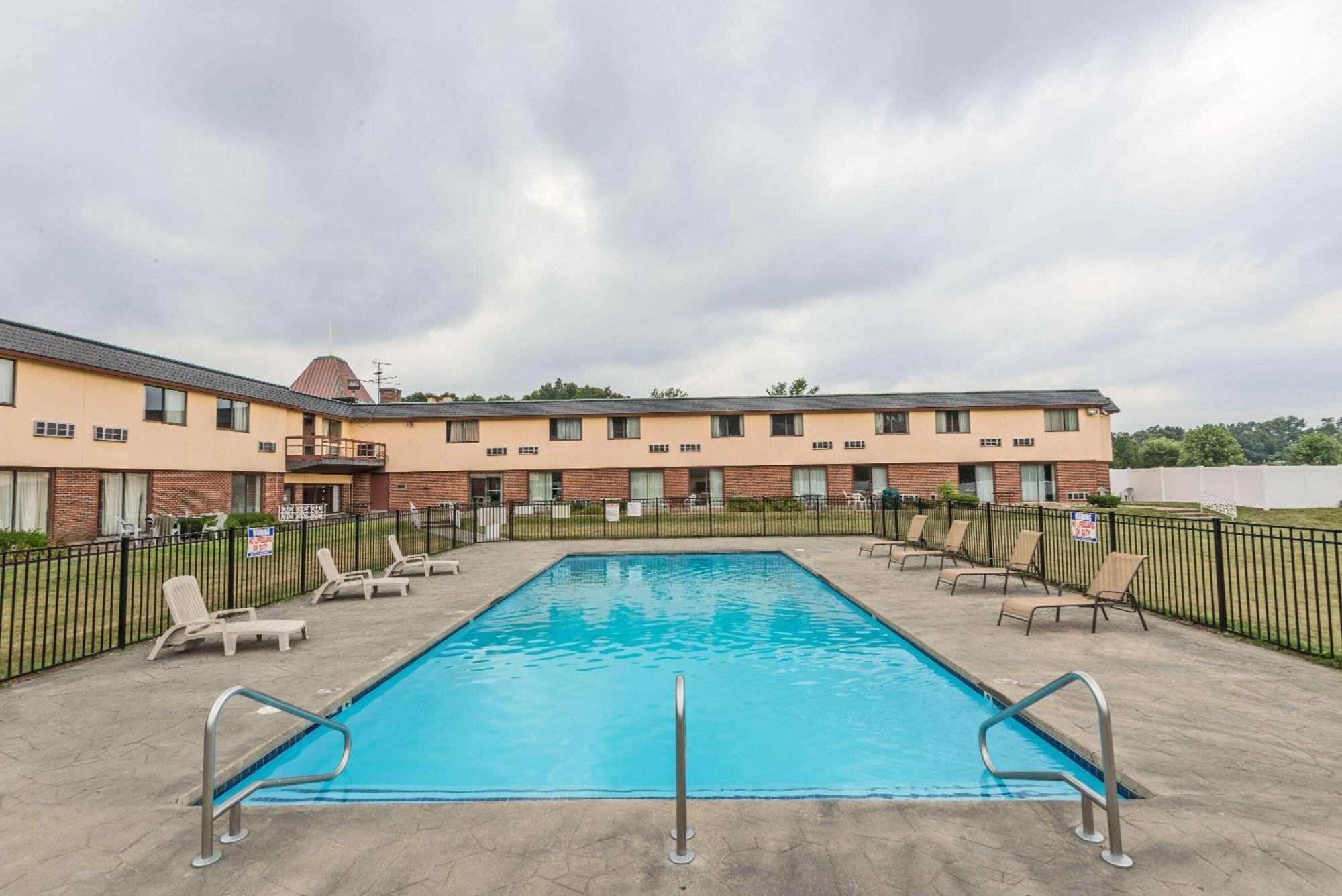 Days Inn By Wyndham Berlin Meriden Exterior photo